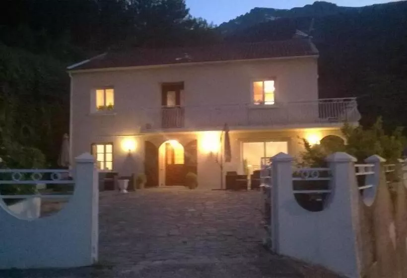 Majatalo Villa Emmony