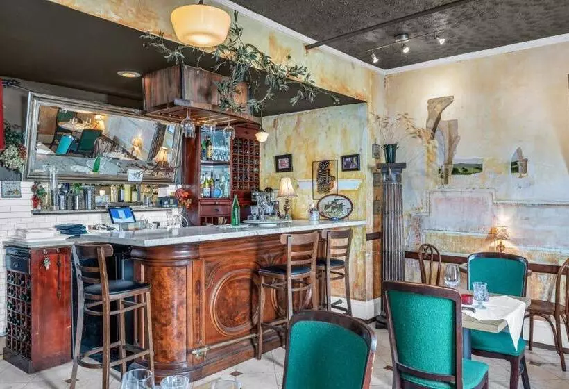 בית מלון כפרי Nob Hill