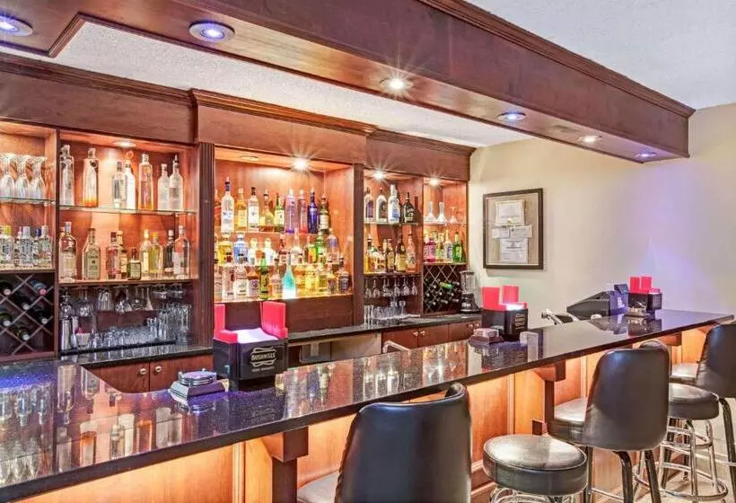 בית מלון כפרי Ramada By Wyndham Rockaway