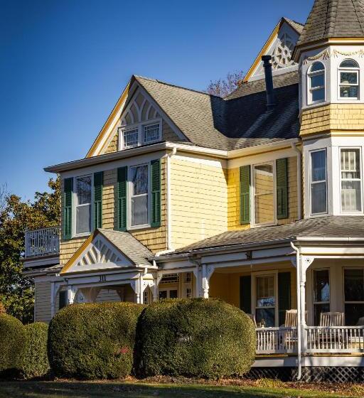 Отель The Oaks Victorian Inn