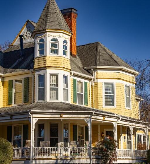 Отель The Oaks Victorian Inn