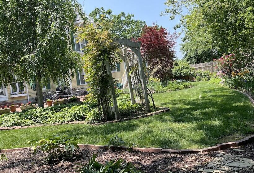 Отель The Oaks Victorian Inn