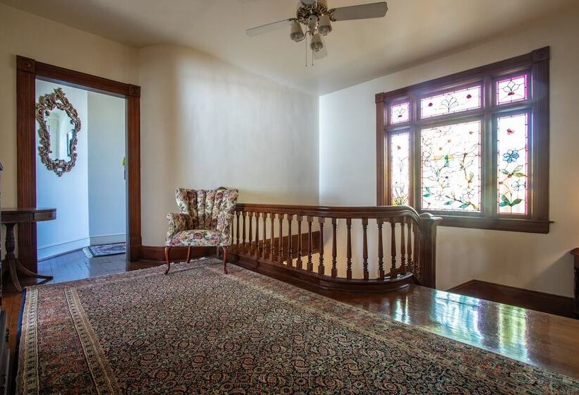 Отель The Oaks Victorian Inn