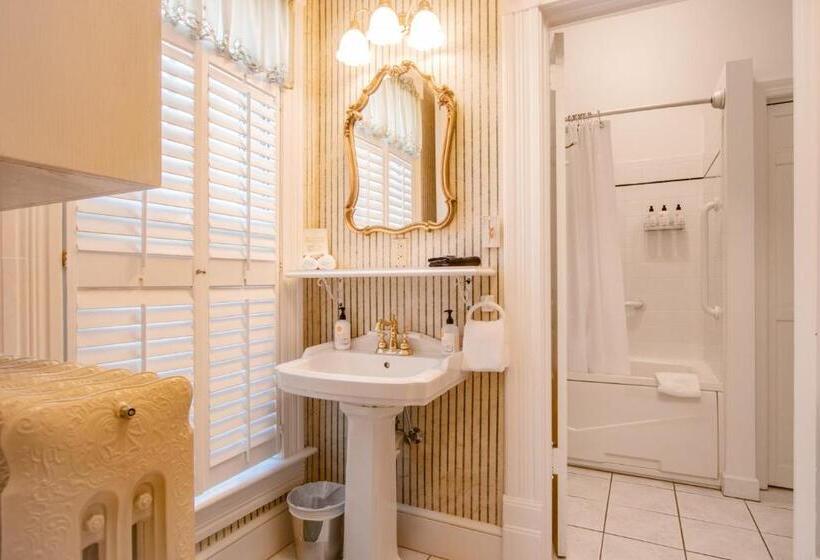 Отель The Oaks Victorian Inn