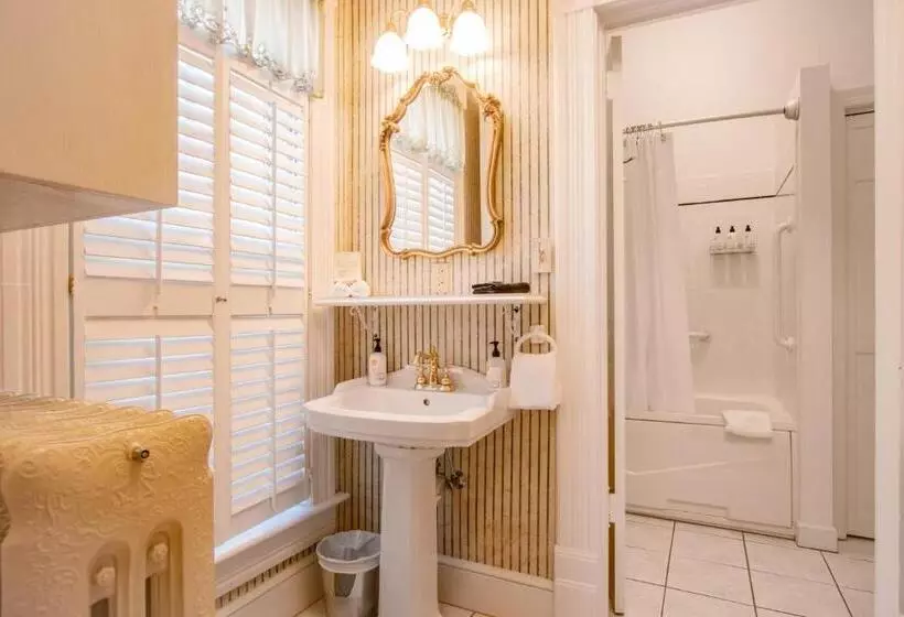 호텔 The Oaks Victorian Inn