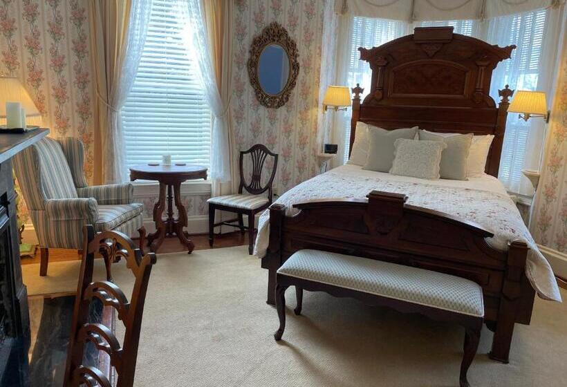 Отель The Oaks Victorian Inn