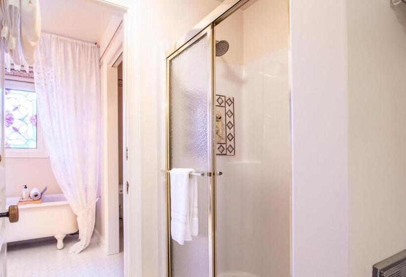 Отель The Oaks Victorian Inn