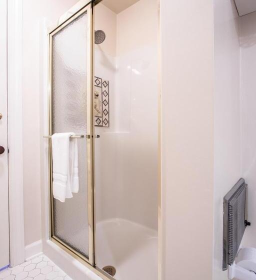 Отель The Oaks Victorian Inn