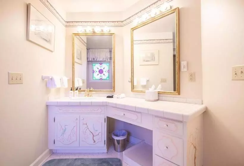 호텔 The Oaks Victorian Inn