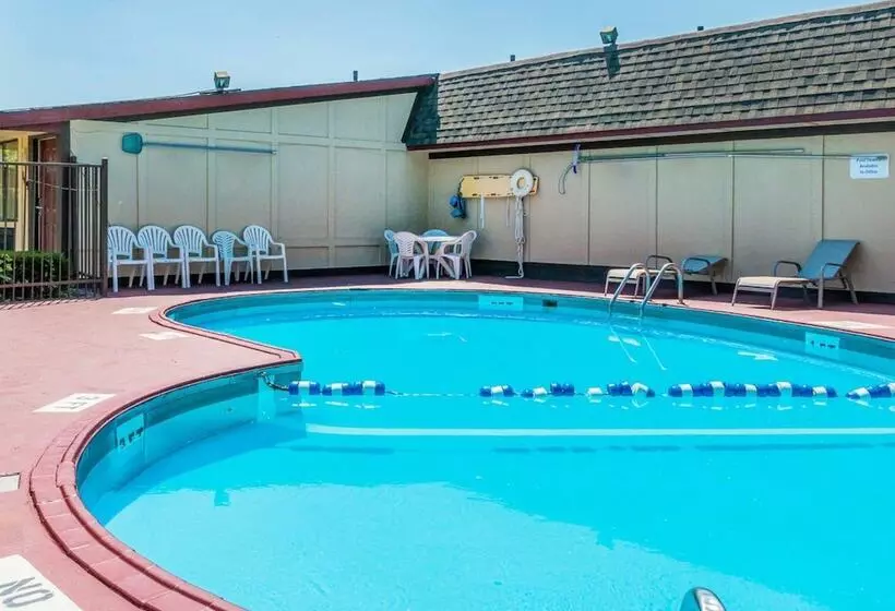 Мотель Rodeway Inn Auburn Hills Detroit