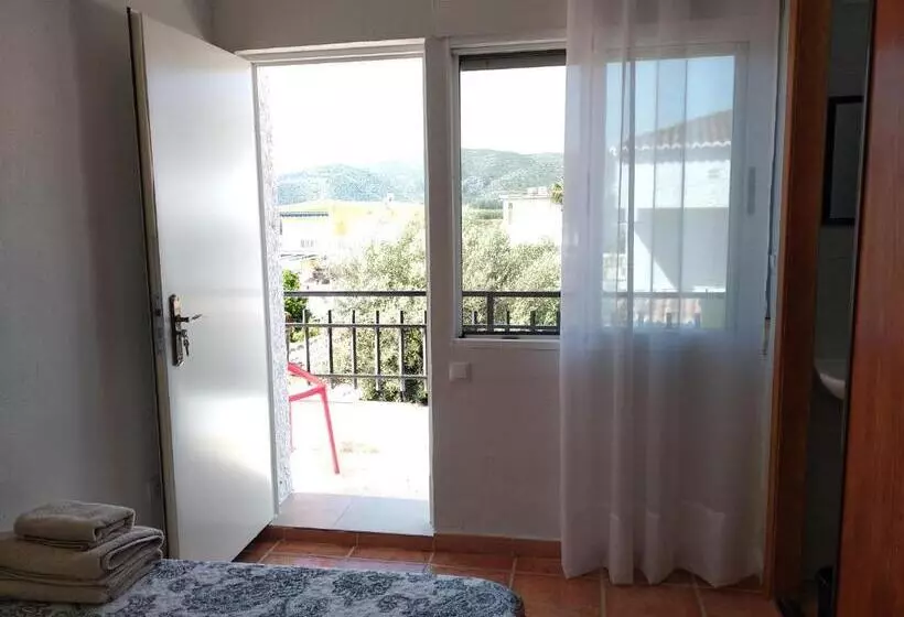 Golden Tower Pensión Auto Check In