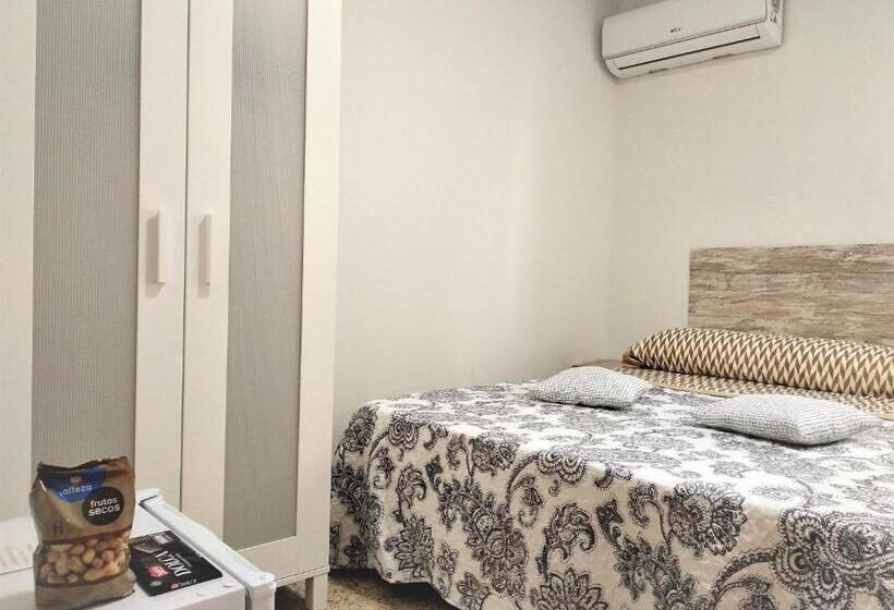 Golden Tower Pensión Auto Check In