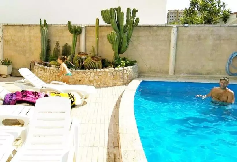 Golden Tower Pensión Auto Check In