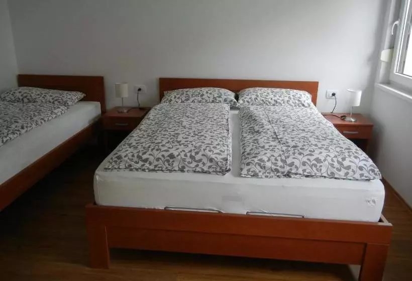 پانسیون Rooms & Apartment Mira G