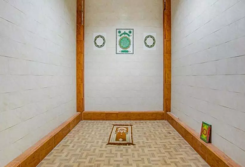 Hotelli Oyo 2300 Ansori Homestay