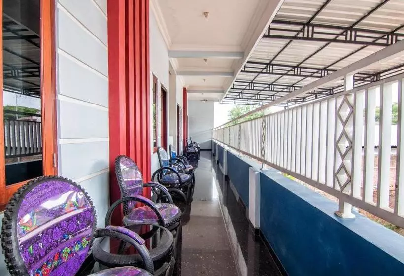 ホテル Oyo 2421 Joglo Guest House Syariah