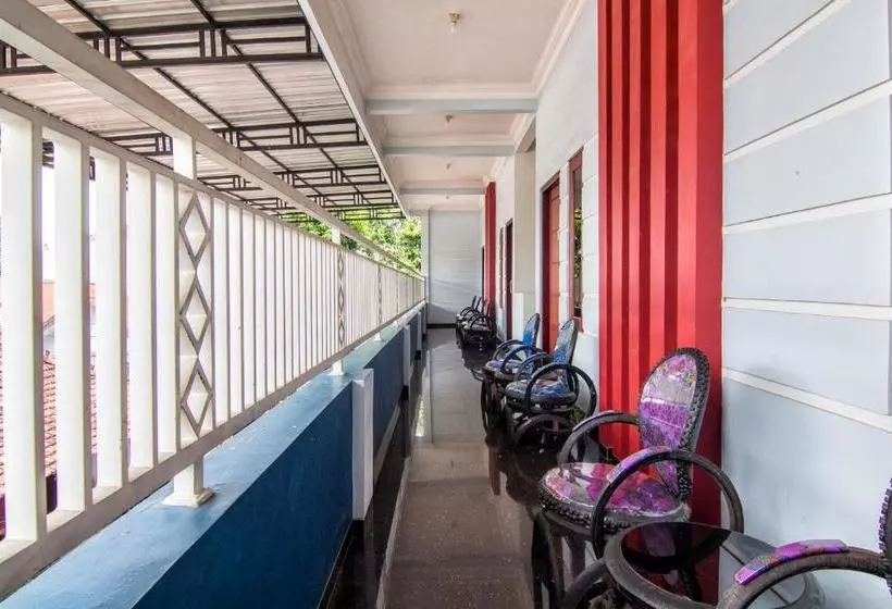 ホテル Oyo 2421 Joglo Guest House Syariah