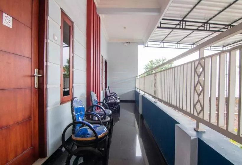 ホテル Oyo 2421 Joglo Guest House Syariah