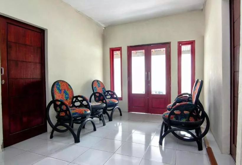 ホテル Oyo 2421 Joglo Guest House Syariah