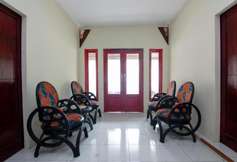 فندق Oyo 2421 Joglo Guest House Syariah