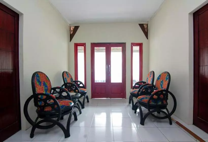 ホテル Oyo 2421 Joglo Guest House Syariah