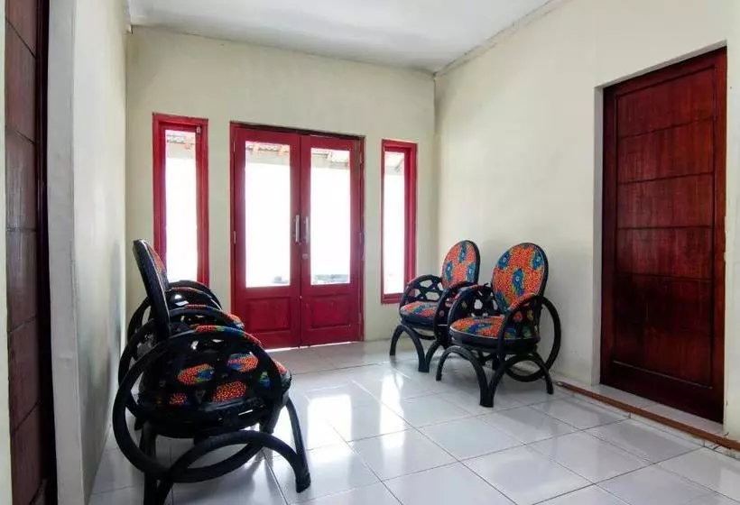 ホテル Oyo 2421 Joglo Guest House Syariah