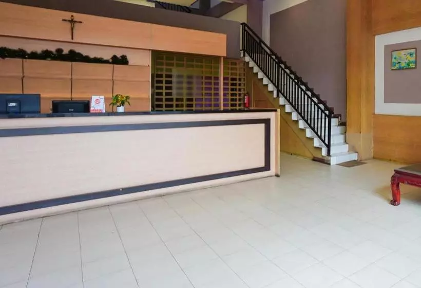 Hotelli Oyo 2515 D Karombasan