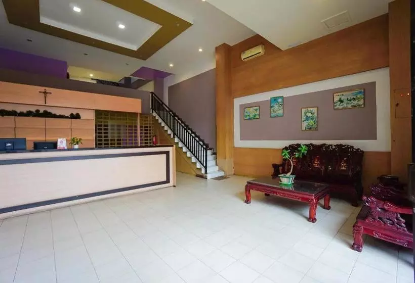 Hotelli Oyo 2515 D Karombasan