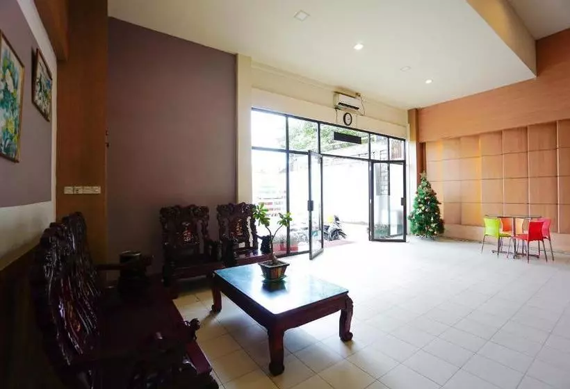 Hotelli Oyo 2515 D Karombasan