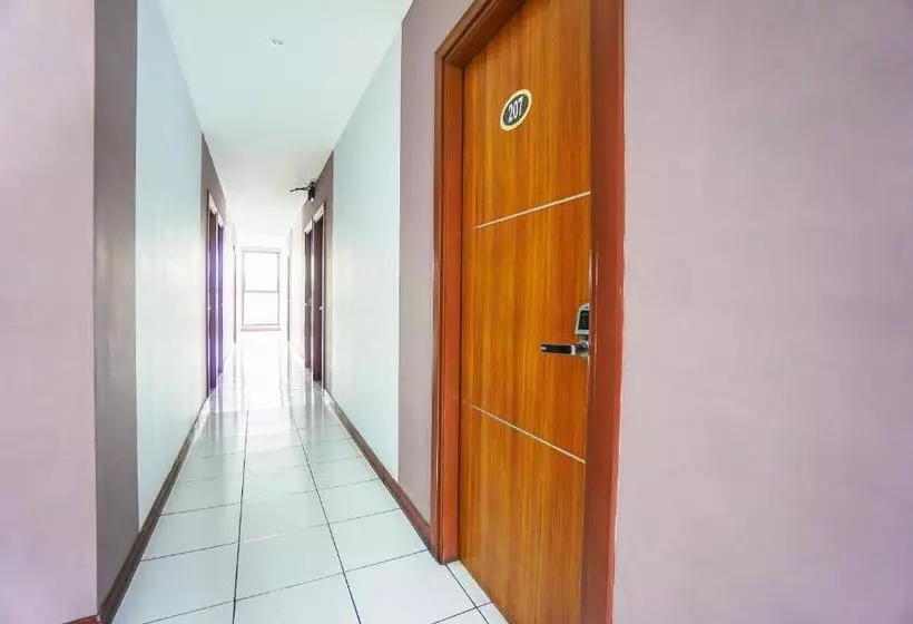 Hotelli Oyo 2515 D Karombasan