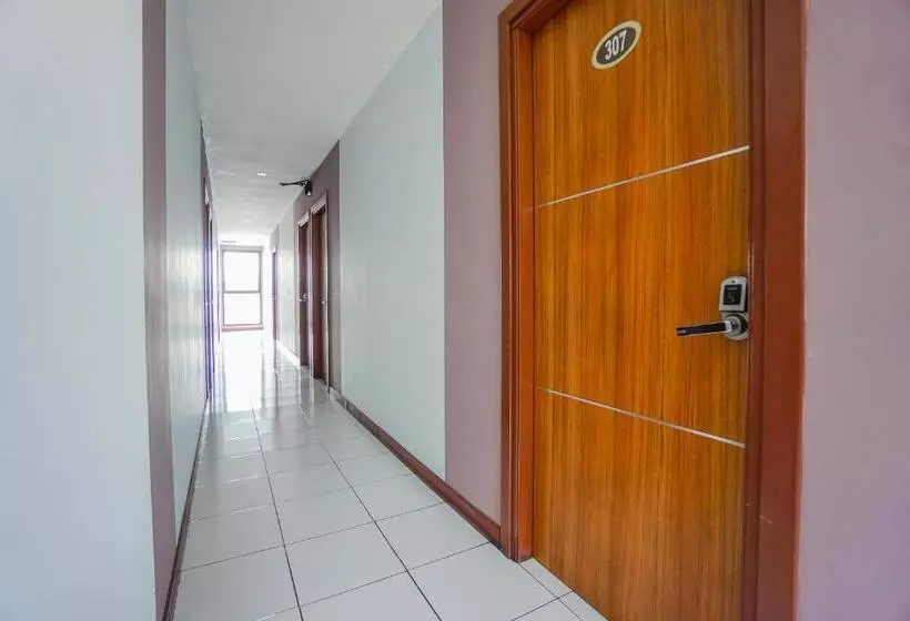 Hotelli Oyo 2515 D Karombasan