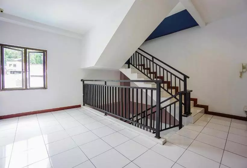 Hotelli Oyo 2515 D Karombasan