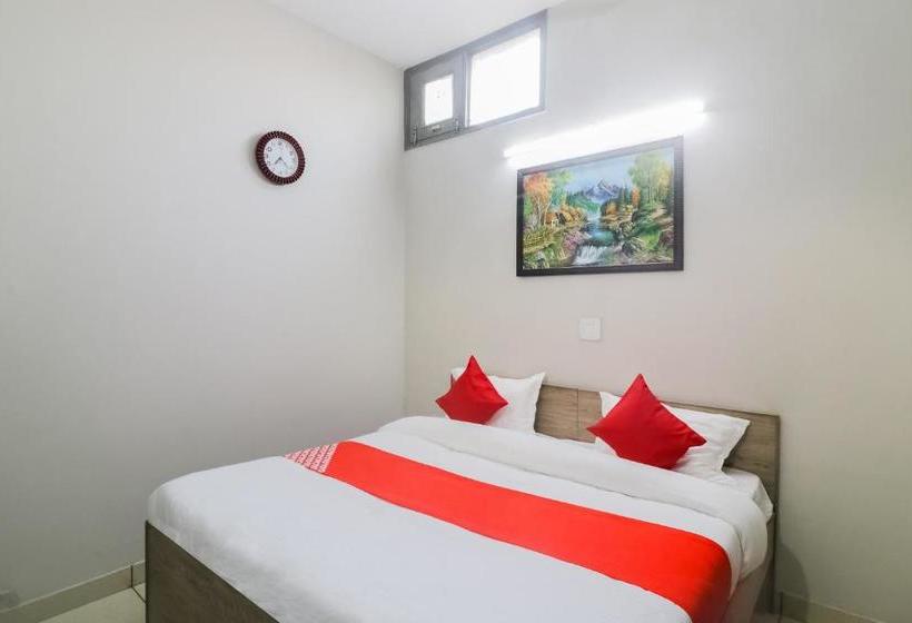 Hotelli Oyo 65532 Clock Inn