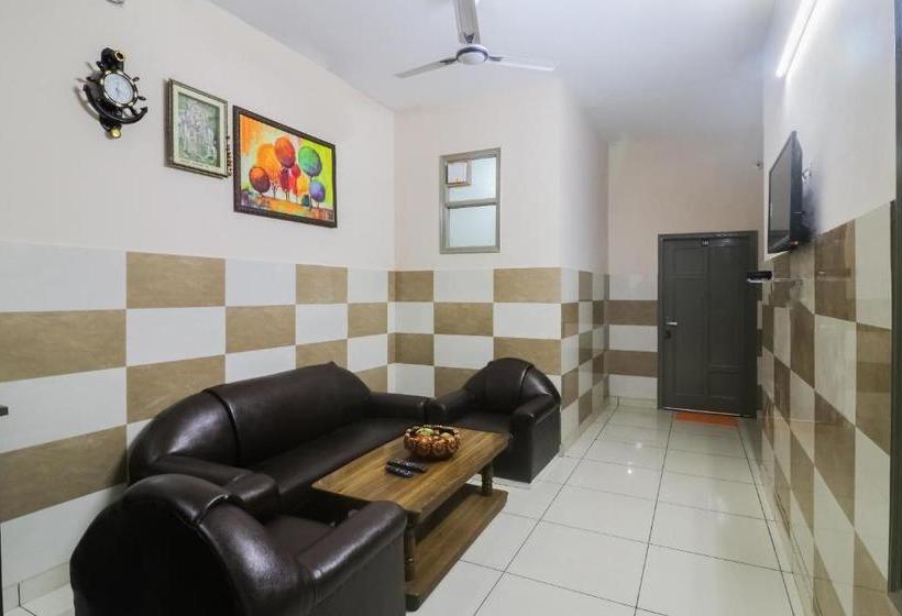 Hotelli Oyo 65532 Clock Inn