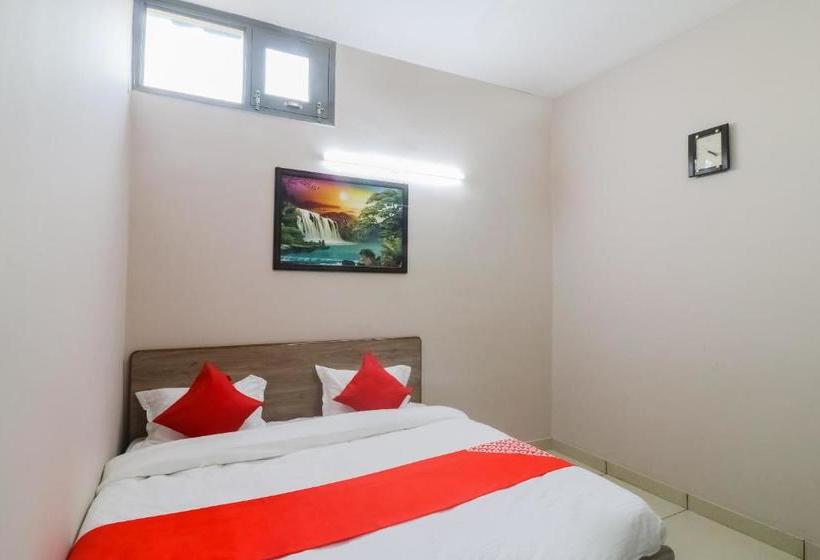 Hotelli Oyo 65532 Clock Inn