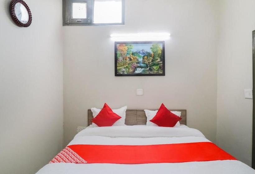 Hotelli Oyo 65532 Clock Inn