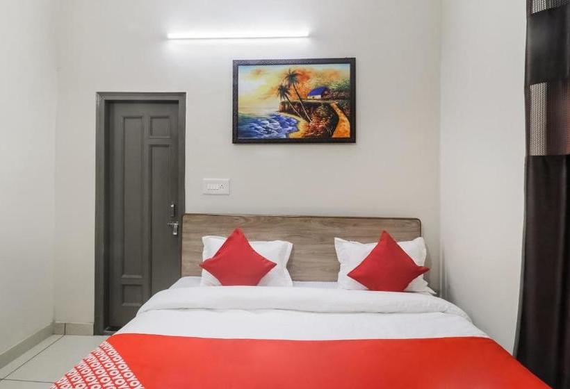 Hotel Oyo 65532 Clock Inn