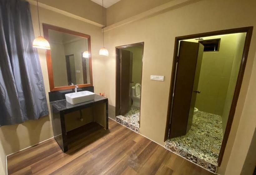 Отель Anggun Lodge