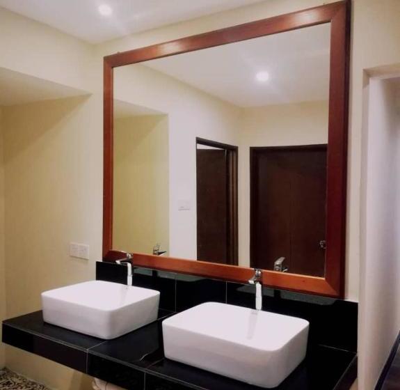 Отель Anggun Lodge