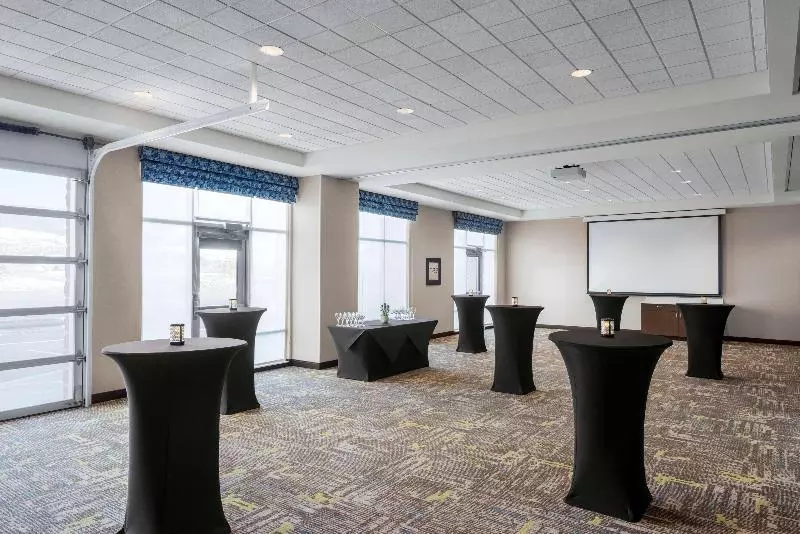هتل Hampton Inn & Suites By Hilton Kelowna Airport