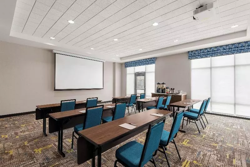 هتل Hampton Inn & Suites By Hilton Kelowna Airport