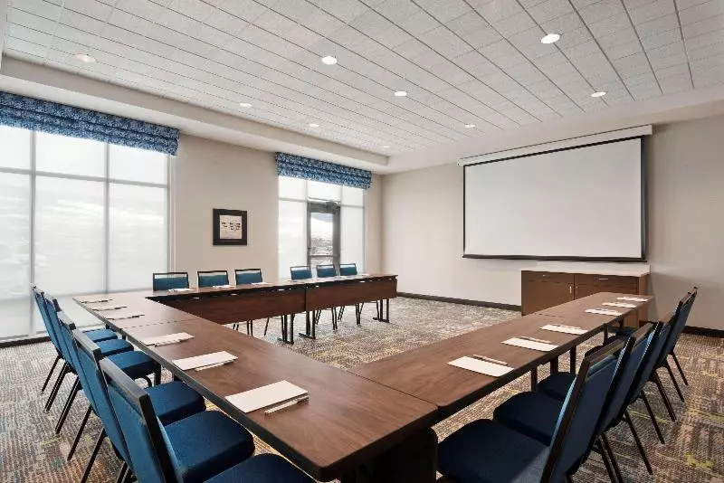 هتل Hampton Inn & Suites By Hilton Kelowna Airport