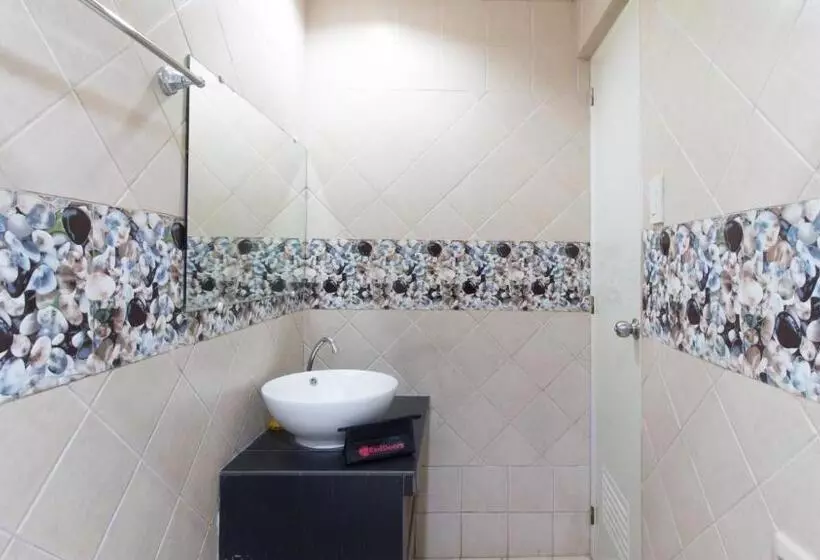 ホテル Reddoorz At Teofila Lodge