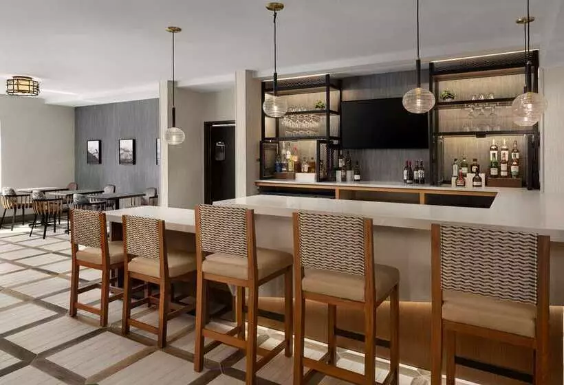 هتل Doubletree By Hilton Salem