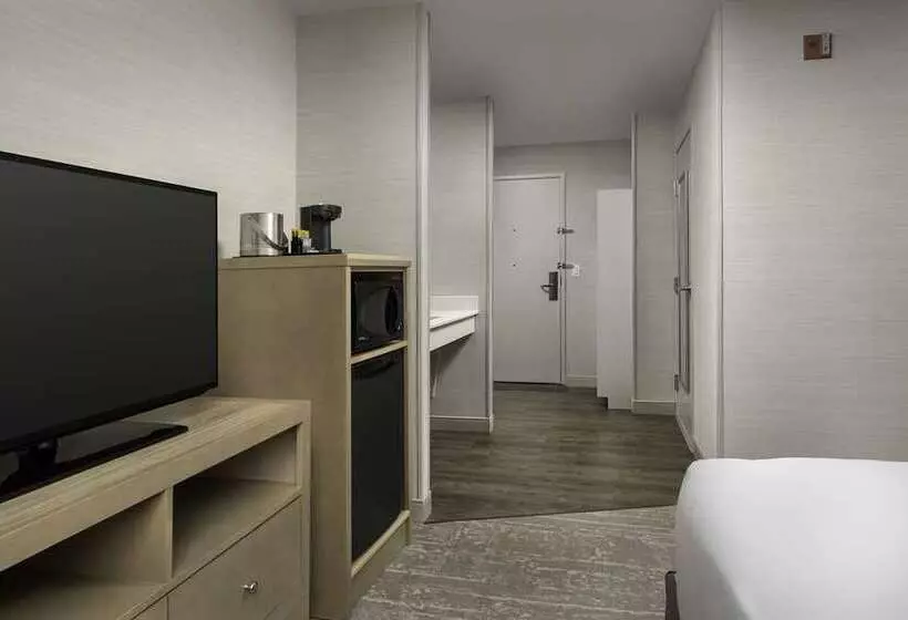 هتل Doubletree By Hilton Salem