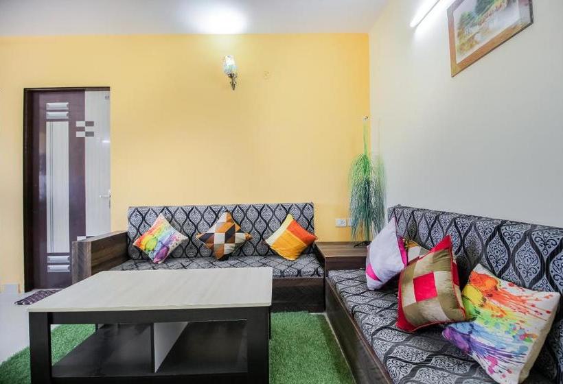 هتل Oyo 64195 Aryans Accommodations