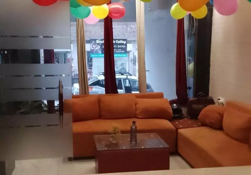 ホテル Iconic Suites