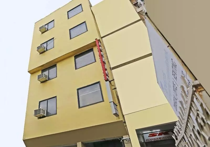 ホテル Iconic Suites