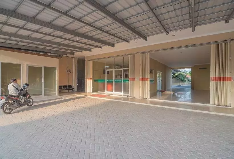 ペンション Reddoorz Plus Near Syamsudin Noor Airport 3