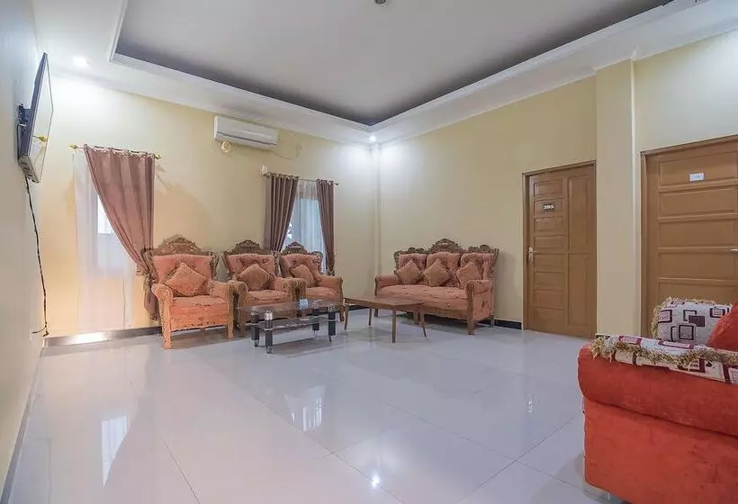 ペンション Reddoorz Plus Near Syamsudin Noor Airport 3